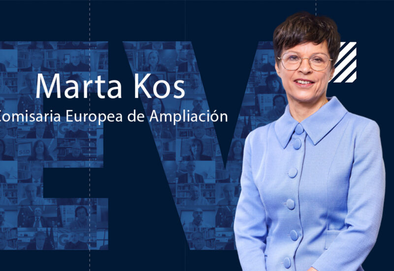Marta Kos, Comisaria Europea de Ampliaci&oacute;n, en un fondo azul.
