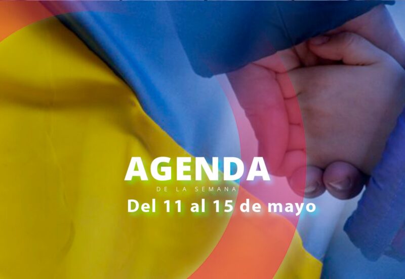 Manos entrelazadas con fondo de bandera de colores