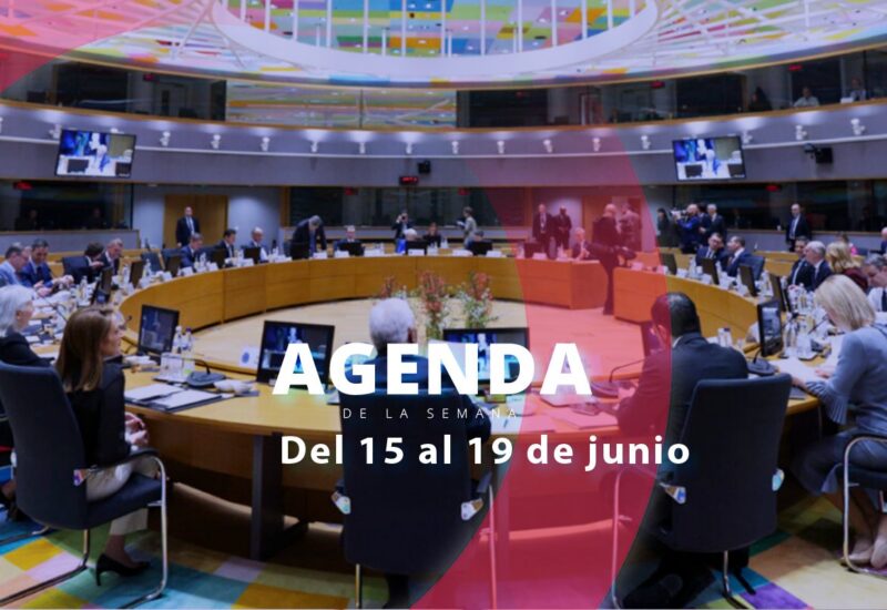 Reuni&oacute;n en una sala de conferencias con varios participantes discutiendo