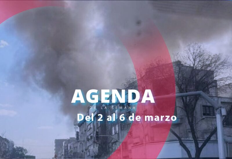 Imagen de una agenda semanal con fondo de humo y edificios