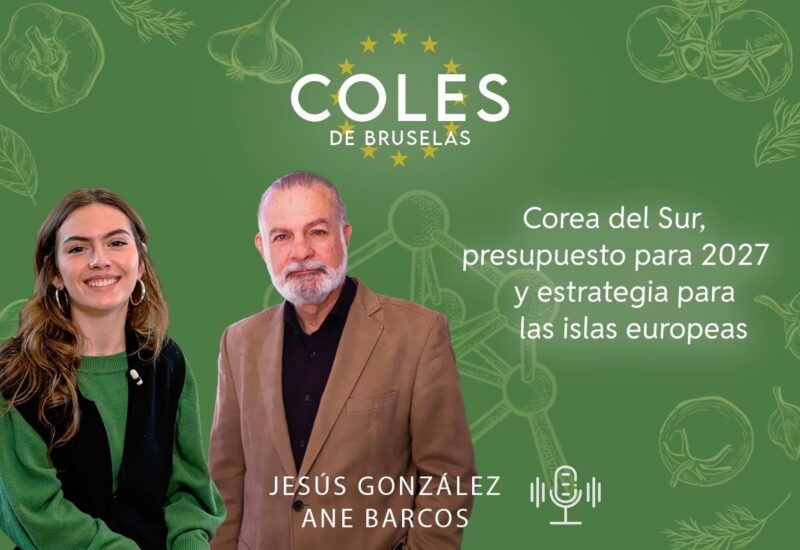 Dos personas sonriendo en un fondo verde con texto sobre Corea del Sur