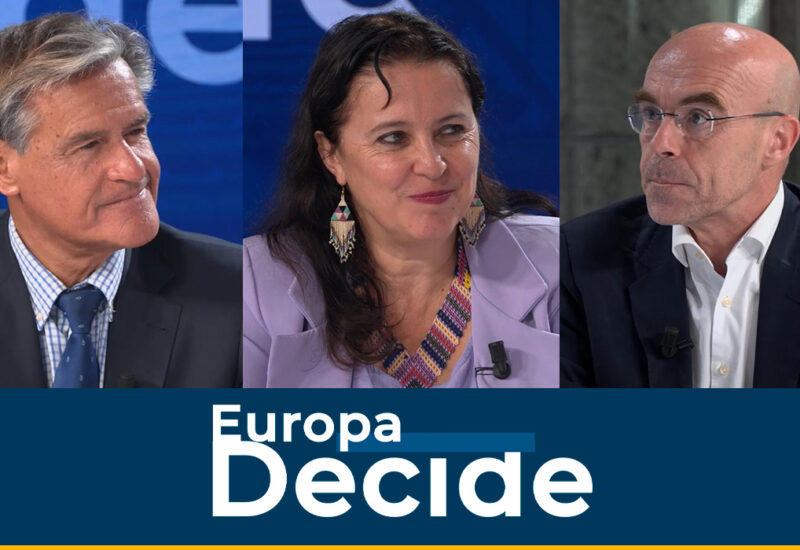 Tres personas discutiendo en un programa llamado Europa Decide