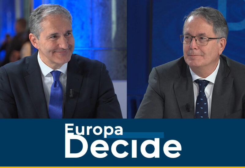 Dos hombres conversando en un set de televisi&oacute;n durante Europa Decide.