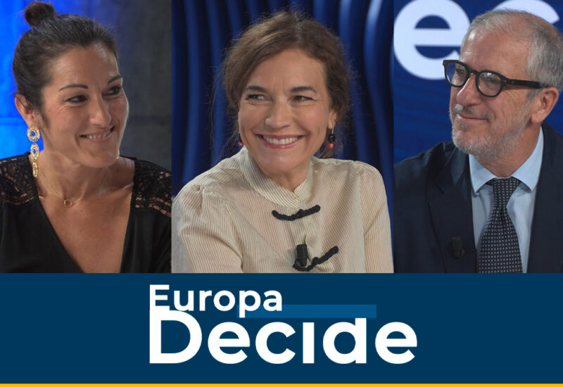Tres presentadores sonrientes en el programa Europa Decide