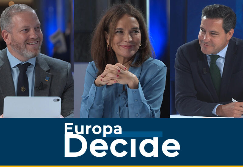 Tres presentadores discutiendo en un panel sobre Europa Decide