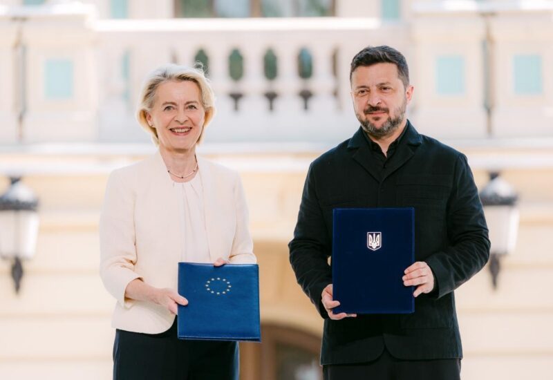 L&iacute;deres europeos y ucranianos posando con documentos firmados