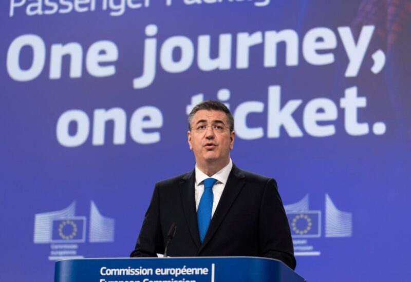 Un portavoz de la Comisi&oacute;n Europea habla sobre el viaje &uacute;nico en una presentaci&oacute;n.