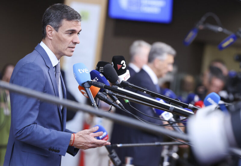 El presidente S&aacute;nchez hablando en una rueda de prensa con micr&oacute;fonos