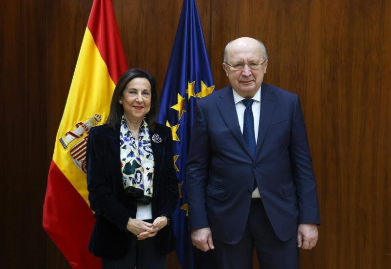 El comisario europeo de Defensa y una funcionaria espa&ntilde;ola en una reuni&oacute;n