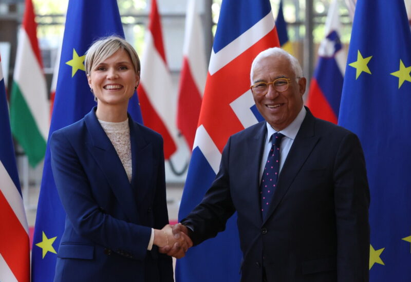 La primera ministra de Islandia y un l&iacute;der pol&iacute;tico en una reuni&oacute;n