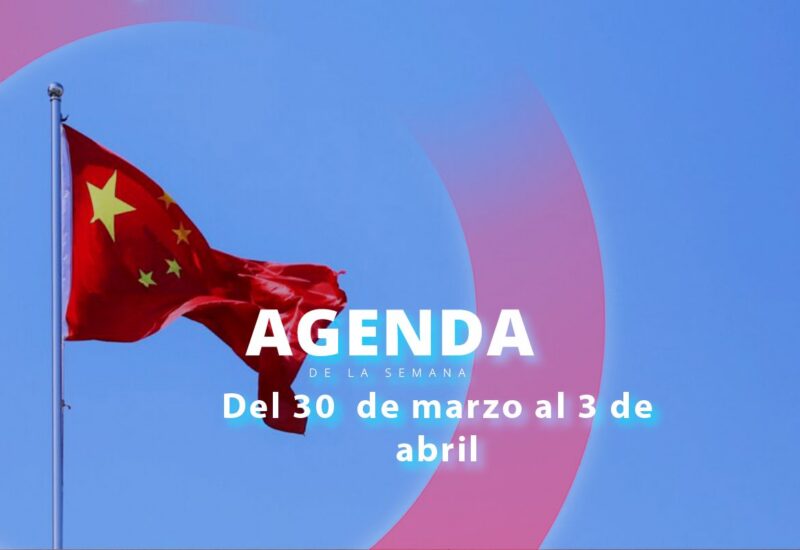 Bandera de China ondeando bajo un cielo azul