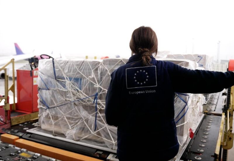 Trabajadora de la Unión Europea supervisando carga humanitaria