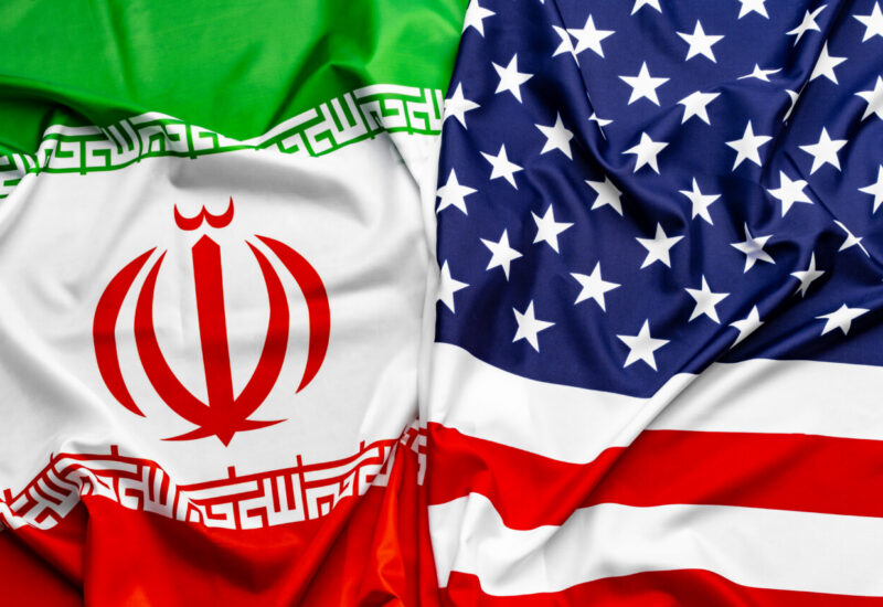 Banderas de Estados Unidos e Ir&aacute;n ondeando juntas