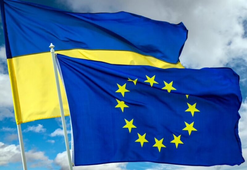 Banderas de Ucrania y la Uni&oacute;n Europea ondeando juntas