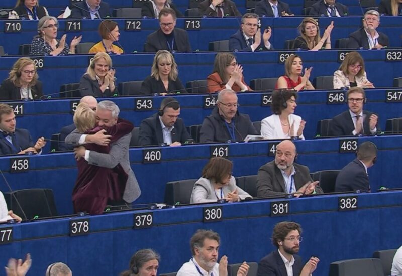 Reuni&oacute;n en la Euroc&aacute;mara con aplausos y abrazos entre miembros