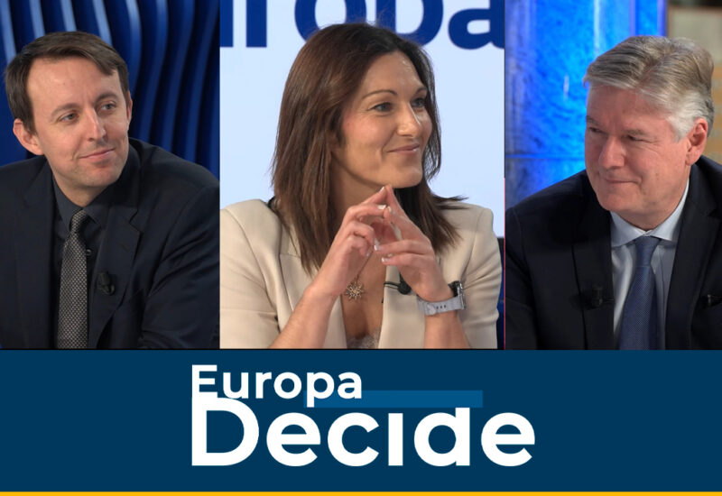 Tres personas discutiendo sobre mercados energ&eacute;ticos en Europa