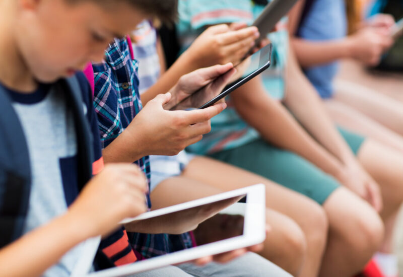 Estudiantes de primaria usando tabletas en un aula
