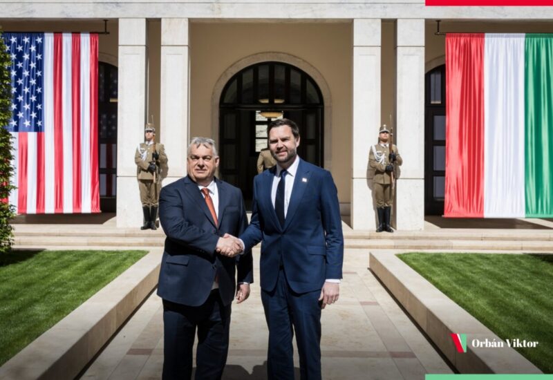 J. D. Vance y Viktor Orb&aacute;n se estrechan la mano en Budapest