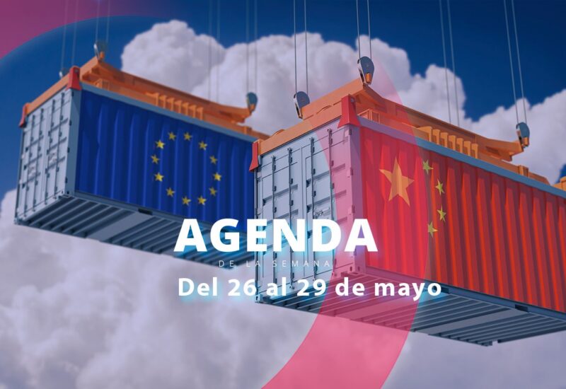 Contenedores de carga con banderas de Europa y China en el cielo