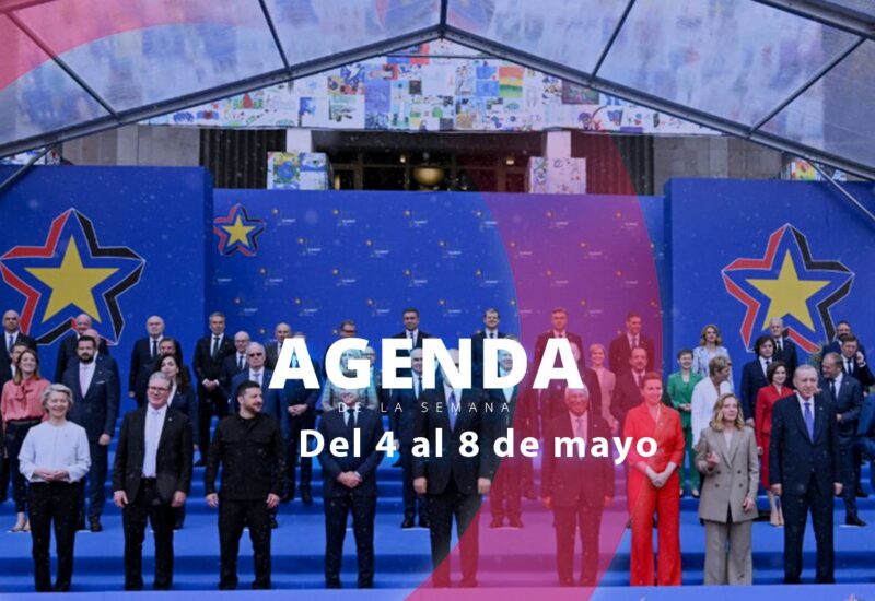 Grupo de personas en un evento oficial con fondo azul y estrellas