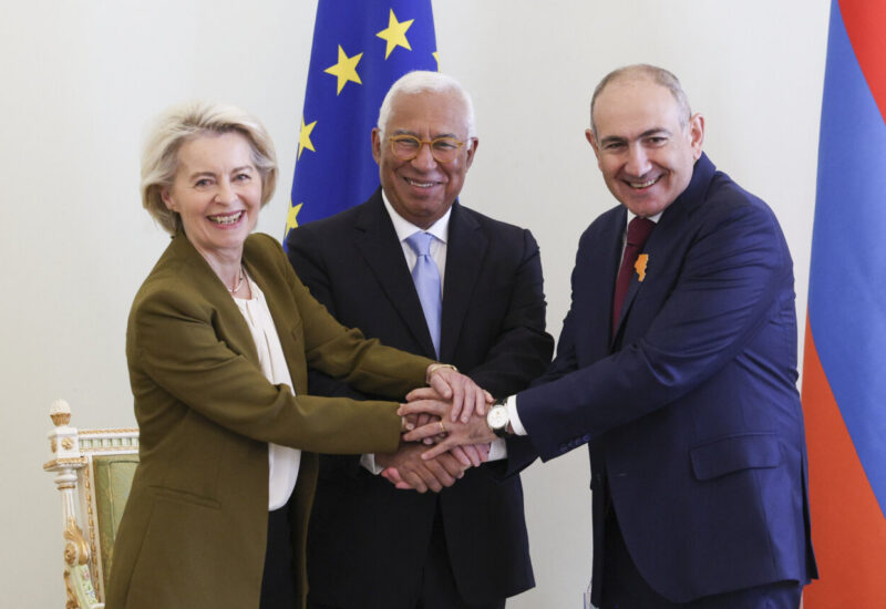 L&iacute;deres de la UE y Armenia estrechando manos durante la cumbre