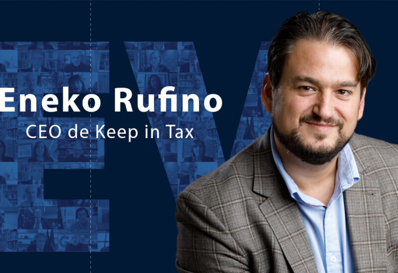 Eneko Rufino, CEO de Keep in Tax, en un fondo azul.
