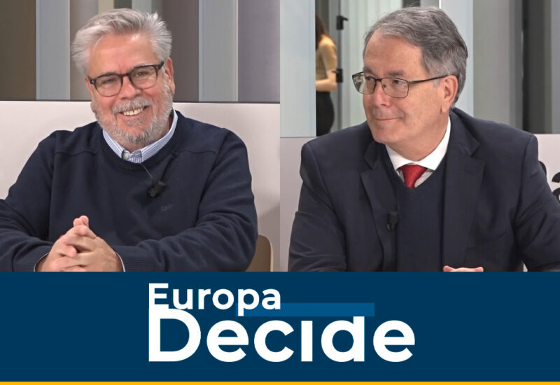 Dos eurodiputados discutiendo sobre la ampliaci&oacute;n de la UE en un programa llamado Europa Decide.