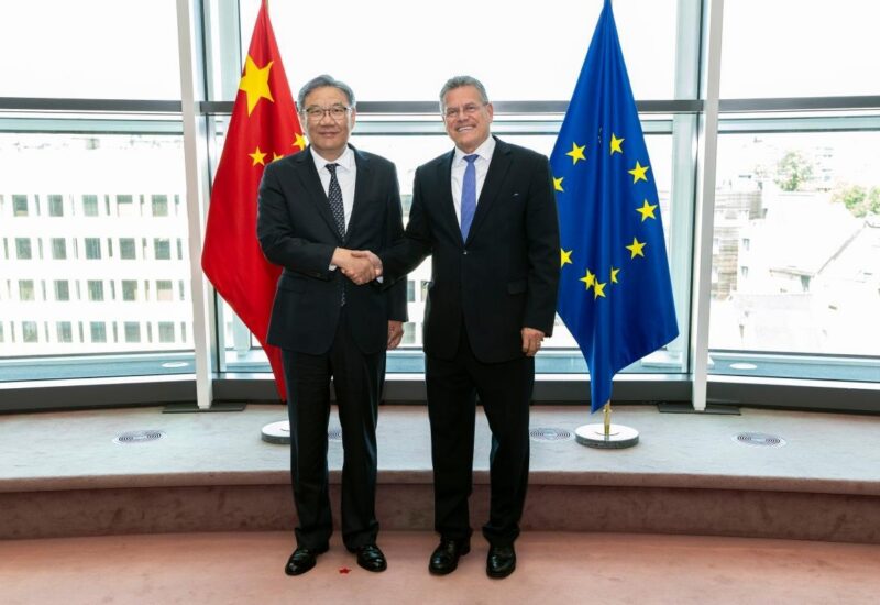 Funcionarios de Bruselas y Pek&iacute;n estrechando manos en un acuerdo comercial