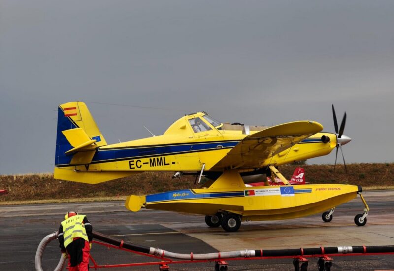 Avión de extinción de incendios en acción en Europa