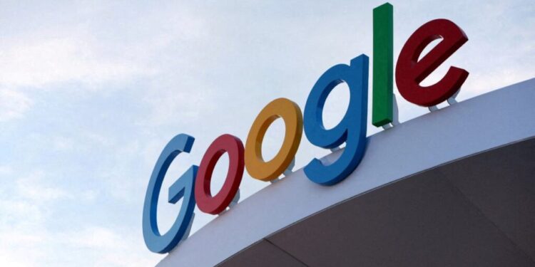Logo de Google en un edificio corporativo con cielo azul