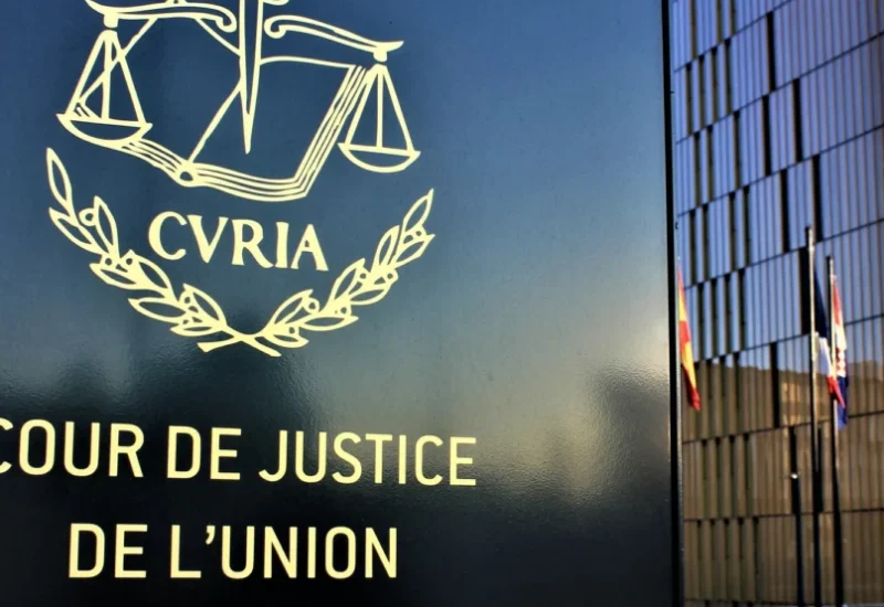 Edificio del Tribunal de Justicia de la Uni&oacute;n Europea en Luxemburgo con banderas