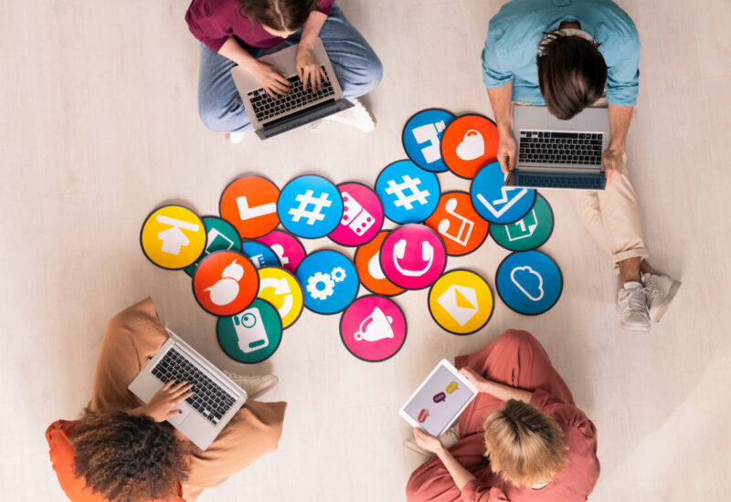 Grupo de personas colaborando con tecnolog&iacute;a y redes sociales