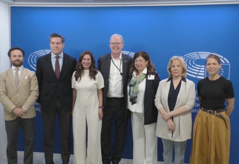 Grupo de personas en el Parlamento Europeo durante un foro sobre derechos de autor.