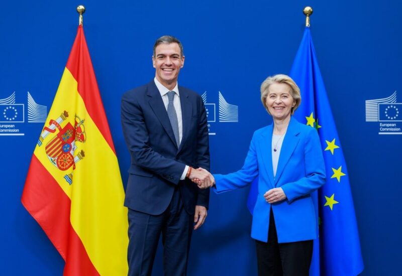 Ursula von der Leyen y Pedro Sánchez estrechando manos en un evento